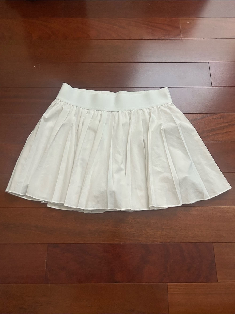 Aritzia Women’s Pleated White Mini Skirt